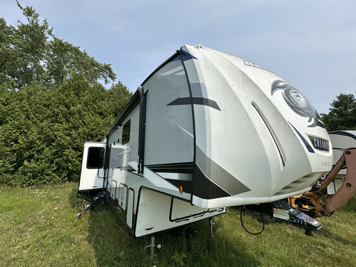  2022 Forest River cherokee arctic wolf